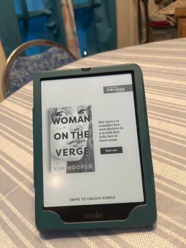 Amazon Kindle Paperwhite 16GB (newest model) ?C Our fastest Kindle ever. with new 7 glare-free display. and weeks of battery life ?C Without lockscreen ads ?C Black photo review